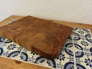 Ein handgemachtes Küchenschneidebrett aus Robinie/Eiche