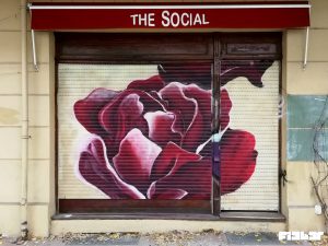 Wandgestaltung Rolladen mit Blüte besprüht